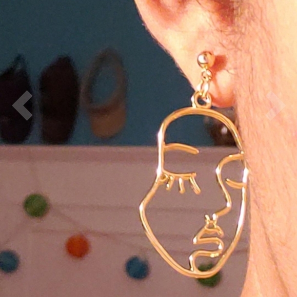 Brandy Melville Gold Abstract Face Earrings Vintag - Picture 3 of 6